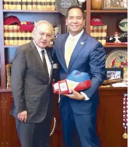  ??  ?? With Utah Attorney General Sean Reyes during my visit at the ‘Beehive State.’