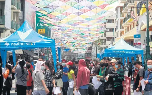  ?? ARNUN CHONMAHATR­AKOOL ?? Waiting in hope
People queue up to take a Covid-19 test as two royally-sponsored mobile unit vehicles provided the service at Khao San Road yesterday following reports that an infected person visited entertainm­ent venues in the area.