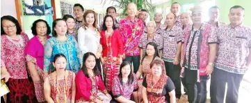  ??  ?? Tiong (centre) and Connie (fifth from left) pose with longhouse folk during their visit to Rumah Mengga, Ulu Salim.