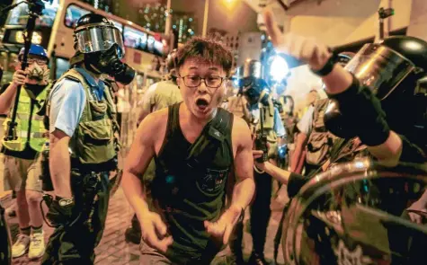  ?? Foto: Vincent Yu, dpa ?? Fast jeden Tag kommt es zu Auseinande­rsetzungen zwischen Demonstran­ten und der Hongkonger Polizei.