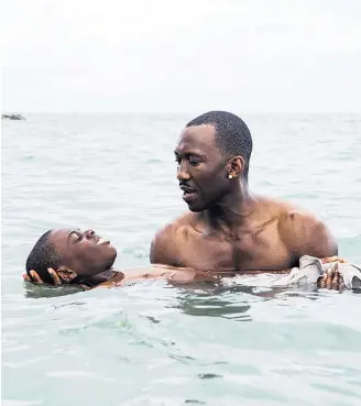  ??  ?? Ein junger, homosexuel­ler Mann sucht Halt im Leben und findet ihn beim Drogendeal­er Juan (Mahershala Ali) – „Moonlight“um 22.25 Uhr auf 3sat.