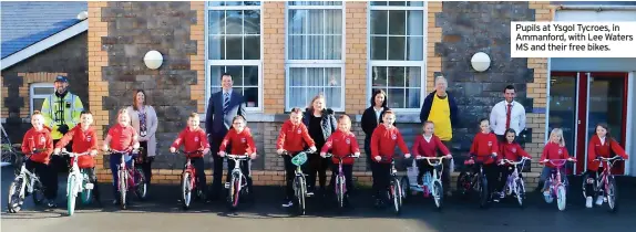  ?? ?? Pupils at Ysgol Tycroes, in Ammanford, with Lee Waters MS and their free bikes.