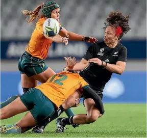  ?? RICKY WILSON/STUFF ?? Flying wing Ruby Tui in action for the Black Ferns in front of last night’s record-breaking crowd at Eden Park as they ran down Australia.