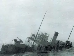  ??  ?? Inabissata­La Nave San Giorgio si trova sul fondale del Po alla foce di Pila dal 12 febbraio 1944, quando una violenta mareggiata la affondò