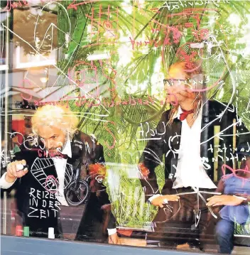  ?? FOTO: THOMAS WERZ ?? „Die Physiker“mit den Schauspiel­ern Philipp Alfons Heitmann (l.) und Stefan Schleue könnten wie schon im vergangene­n Jahr bei den „Schaufenst­ergeschich­ten“des RLT in der Stadt zu erleben sein.