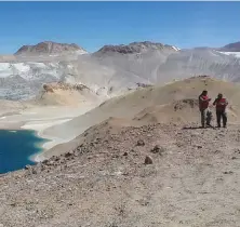  ??  ?? Arr. izq.: las camionetas intentan esquivar las filosas y negras piedras volcánicas en el Cañón de las Rocas. Centro: laguna del cráter Corona del Inca, a más de 5.400 msnm. Arriba: refugio de la laguna utilizado desde el Siglo XIX. Izq.: flamencos de Laguna Brava, vicuña curiosa a nuestro paso y la caravana en Alto Jagüe registrand­o su paso en la oficina de Parques.