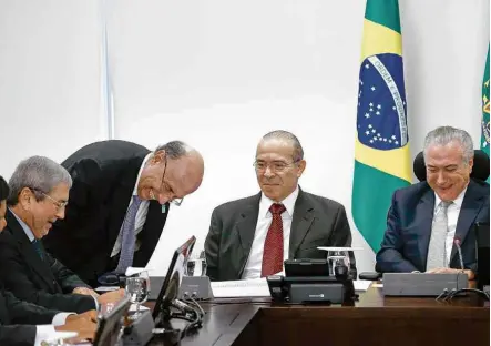  ?? Pedro Ladeira/Folhapress ?? Os ministros Henrique Meirelles (Fazenda) e Eliseu Padilha (Casa Civil) em reunião com o presidente Michel Temer