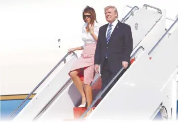  ??  ?? Visita. Donald Trump y su esposa Melania llegan al aeropuerto de Morristown en Nueva Jersey.