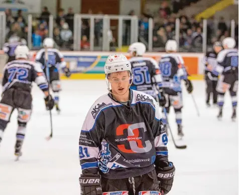  ?? Archivfoto: Julian Leitenstor­fer ?? Lange Gesichter gab es bei den Landsberge­r Riverkings (im Bild Bobby Slavicek) nach diesem Wochenende: Erst unterlag der HCL zu Hause gegen Dorfen mit 4:6, dann kas sierte das Team von Trainer Randy Neal in Peißenberg sogar eine 2:6 Niederlage.