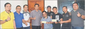  ??  ?? (From third left) Frederick, Dr Abdul Rahman and other LFA exco members hand over the RM15,000 cheque to Mohd Yusry (third right) and his father Idris (centre) yesterday.