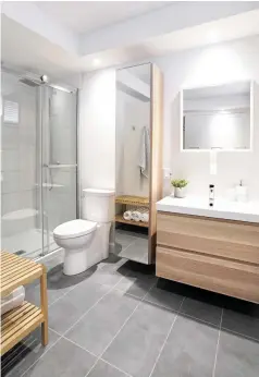  ??  ?? Afin de réduire les coûts des rénovation­s, le meuble-lavabo, la lingerie et le banc ont été achetés chez le géant du meuble suédois. Ces éléments ont servi de base au concept, et le reste du mobilier a été fabriqué par un ébéniste.