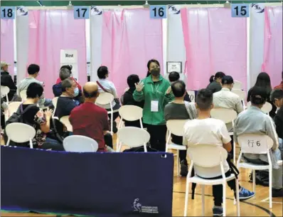  ?? EDMOND TANG / CHINA DAILY ?? People wait to receive the Sinovac COVID-19 vaccine at a community vaccinatio­n center in Sha Tin, Hong Kong, on Friday.