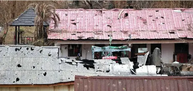  ?? Heights. - Gambar NSTP/HAIRUL ANUAR RAHIM ?? PENDUDUK meninjau rumah yang rosak di Kampung Sungai Luar Dalam semalam susulan kebakaran membabitka­n saluran paip gas sepanjang 500 meter di Putra