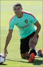  ?? JOSE MANUEL RIBEIRO/AFP ?? BERNILAI: Cristiano Ronaldo melakukan pemanasan saat sesi latihan bersama timnas Portugal di Cidade do Futebol, Oeiras, Lisbon (7/7).