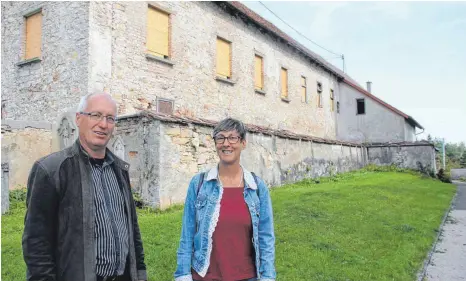  ?? FOTOS: MAREIKE KEIPER ?? Boris und Alexandra Mahl renovieren den ältesten der drei Flügel des alten Klosterhof­s.