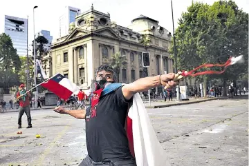  ??  ?? Protestas. Los manifestan­tes lanzaron piedras y demás artefactos contra la policía en el sexto día de protesta en varias ciudades de Chile, que están bajo Emergencia.