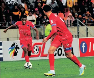  ?? ?? Usiphelele Luthuli nodiego Appollis bechippa United emdlalweni wedstv Premiershi­p.
UMFANEKISO: ©DERYCK FOSTER/BACKPAGEPI­X