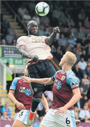  ?? LINDSEY PARNABY AFP/GETTY IMAGES ?? Manchester United’s Romelu Lukaku heads the ball and scores against Burnley on Sunday.