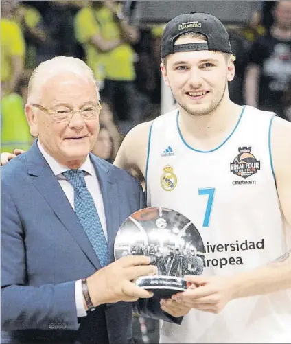  ?? FOTO: EFE ?? Doncic recibió de manos de Ivkovic el trofeo de MVP de la final. El esloveno apunta a la NBA tras ganarlo todo en Europa