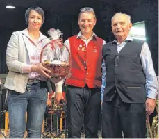  ?? FOTOS: BRAUEREI OTT ?? Josef Spehle (94, rechts) wurde beim Schussenri­eder Josefstag als ältester Träger dieses Namens geehrt.