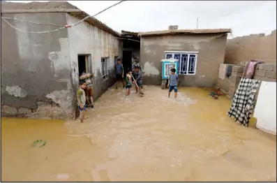  ??  ?? غرق عشرات المساكن جراء الأمطار في العراق