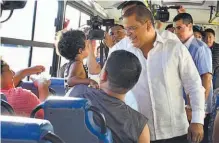  ??  ?? Supervisió­n. El presidente en funciones verificó la salida de buses que se hizo ayer por la mañana desde San Jacinto.