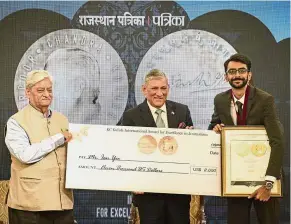  ?? — RAJASTHAN PATRIKA ?? Keep up the good work: (From left) Kothari and Gen Rawat presenting the KC Kulish Award in Excellence in Journalism to R. AGE journalist Satpal Kaler.