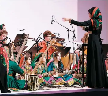  ??  ?? Le premier orchestre féminin d’Afghanista­n a clôturé hier le Forum économique mondial de Davos hier, avec un concert de classiques du pays.