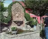  ??  ?? Der Storchbrun­nen am Kirchplatz bildete den Mittelpunk­t des Brunnenfes­tes in Ernstroda.