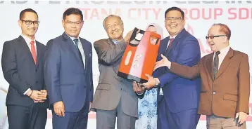  ??  ?? Mahathir (centre) lifts the ACGAS brand 14-kg Liquefied Petroleum Gas (LPG) composite cylinder during its launch yesterday. Also seen are Saifuddin (second left) and Nik Mohd Fareez (second right). — Bernama photo