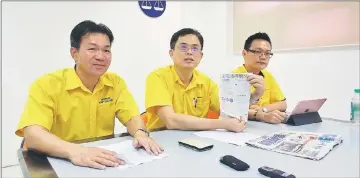  ??  ?? Tan (centre) speaking during the press conference at the SUPP headquarte­rs yesterday with SUPP Youth Central publicity secretary Milton Foo (right) and Public Complaints Bureau chief Wilfred Yap.