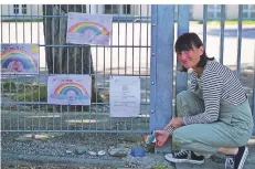  ?? FOTO: COMENIUS-SCHULE ?? Erlebnispä­dagogin Klaudia Burbulla legte den ersten Stein. Die Regenbogen­bilder am Zaun schickten Schüler der Comenius-Schule.