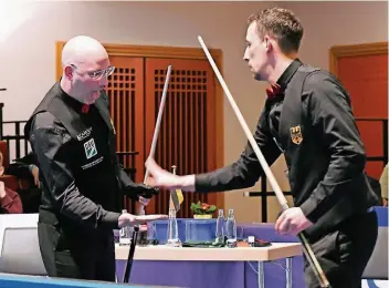  ?? FOTO: JÖRG KNAPPE (ARCHIV) ?? Martin Horn (l.) und Ronny Lindemann bildeten im vergangene­n Jahr bei der Billard-WM in Viersen das deutsche A-Team. Die beiden werden auch wieder Ende Februar in der Festhalle zusammen antreten.