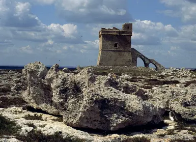  ??  ?? Uno tsunami colpì il sud della Puglia nel 1743 Il masso a Torre S. Emiliano (nella foto) è stato trasportat­o trasportat­i per diversi metri dal maremoto connesso al terremoto del 20 febbraio di quell’anno