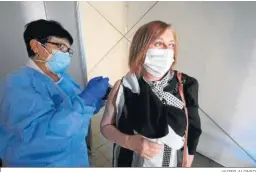  ?? JAVIER ALONSO ?? Una sanitaria administra la vacuna de la gripe a una mujer en Almería.
