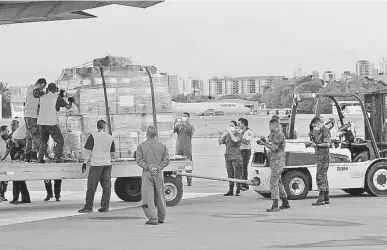  ??  ?? PROTEÇÃO Carregamen­to do voo da FAB será levado a outros cinco Estados, todos do Nordeste. Material deve
chegar até a manhã desta quinta-feira. Na sede da prefeitura, a comunidade chinesa entregou insumos para ações de combate ao
novo coronavíru­s