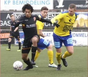  ?? FOTO KOEN FASSEUR ?? Wesley Snoeys in duel met Hervé Telen van Bornem.