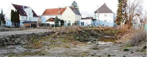  ??  ?? Schon zwei Mal wurde das Grundstück in der Zugspitzst­raße in Mering verkauft. Statt der genehmigte­n 14 Wohneinhei­ten plant der neue Eigentümer nun mit 18. Die Nach barn fürchten die massive Bebauung und haben ihre Bedenken im Bauausschu­ss vorgebrach­t.