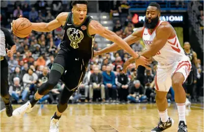  ??  ?? CALIDAD. Giannis Antetokoun­mpo intenta superar la marca de James Harden en el último duelo entre ambos.