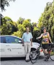  ?? Foto: Dominik Herbein ?? Umweltamts­leiter Hans-Peter Koch und Ines Przybilla mit E-Auto und E-Bike.