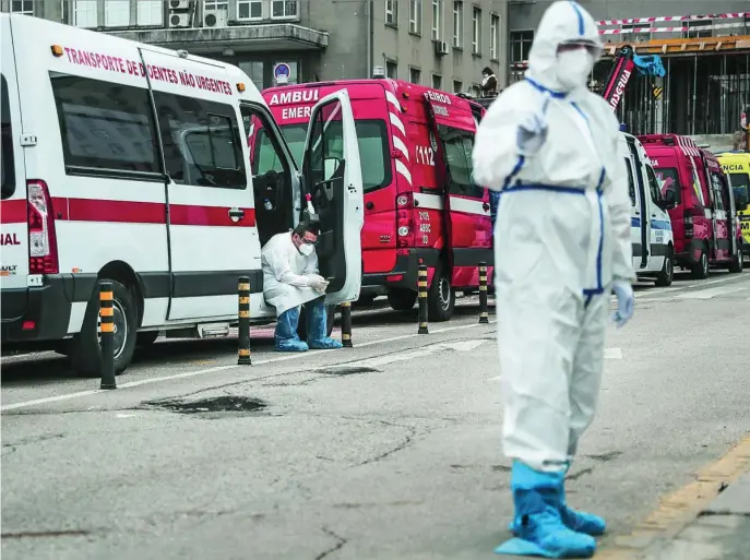  ?? EPA ?? Una cola de ambulancia­s con pacientes de coronaviru­s frente a un hospital de Lisboa colapasado por la avalancha de pancientes covid de las últimas semanas