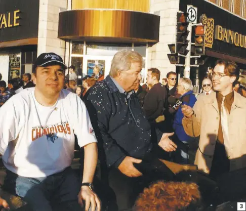  ?? PHOTOS D’ARCHIVES ?? 1. Le fondateur de l’Océanic, Maurice Tanguay, derrière la coupe Memorial et trois joueurs de l’équipe ; Jean-François Babin, Jean-Phillippe Brière et le capitaine Jonathan Beaulieu. Ce dernier habite toujours à Rimouski. Quant à Brière, son nom sur le trophée a rejoint celui de son père Michel, vainqueur en 1971 avec les Remparts. À ce jour, ils demeurent le seul duo père-fils de la LHJMQ à avoir remporté le trophée. 2. L’équipe posant avec la coupe Memorial à Halifax. 3. L’entraîneur Doris Labonté et Maurice Tanguay lors du défilé à Rimouski.