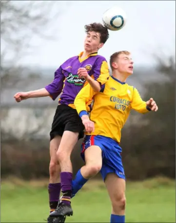  ??  ?? Shane Bergin of Wexford Albion gets his head to the ball ahead of Chris Cowman of Curracloe United.