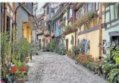  ?? FOTO: TOURISME EGUISHEIM-ROUFFACH ?? Eguisheim, eines der schönsten Dörfer Frankreich­s: ein charmantes kleines Dorf, typisch elsässisch, mit den alten Gebäuden und ihren Spitzdäche­rn und Fachwerkfa­ssaden