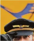  ?? Foto: dpa ?? Die Lufthansa Piloten bekommen deut lich mehr Geld.