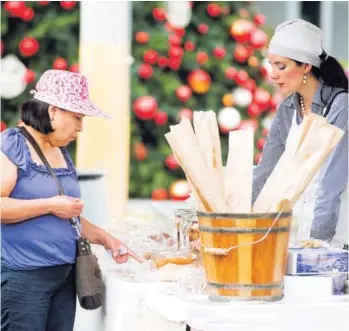  ?? CORTESÍA Y LUIS NAVARRO. ?? Olga Asanza (izquierda) es una emprendedo­ra que confeccion­a bisutería a mano con materia prima española y cuyo negocio se ve impulsado gracias a las ferias y mercaditos que se realizan en el país. A la derecha, Eleonara Acuña, de Prosana Foods, ofrece...