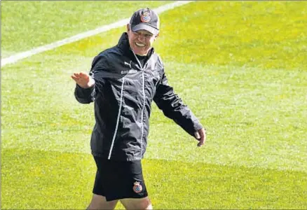  ?? MANÉ ESPINOSA / ARCHIVO ?? Javier Aguirre sonríe durante un entrenamie­nto en el estadio de Cornellà