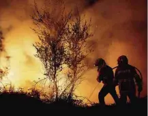  ?? Pedro Nunes/Reuters ?? Bombeiros combatem incêndio em Portugal neste ano