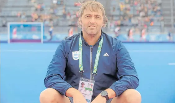  ?? FERNANDO DE LA ORDEN ?? Chapa. Carlos Retegui sonríe desde el sintético de la cancha de hockey 5 que se levantó en el Parque Olímpico de Soldati.