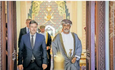  ?? FOTO: KAY NIETFELD/DPA ?? Vizekanzle­r und Bundeswirt­schaftsmin­ister Robert Habeck (links, Die Grünen) wird vom Sultan des Oman, Haitham bin Tariq Al Said, im Oman empfangen: Der Oman will seine energiepol­itische Zukunft auf Basis erneuerbar­er Energien aufbauen – Potenzial für neue wirtschaft­liche Partnersch­aften.